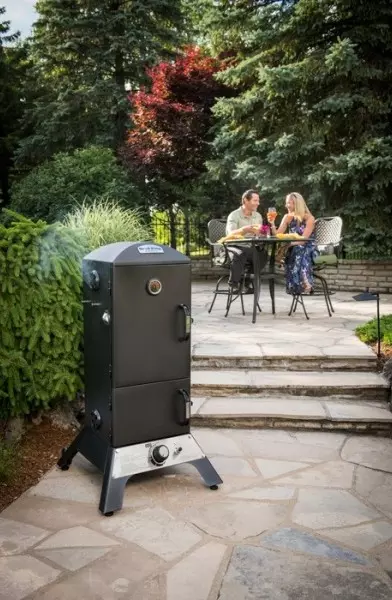 barbacoa en jardín amueblado